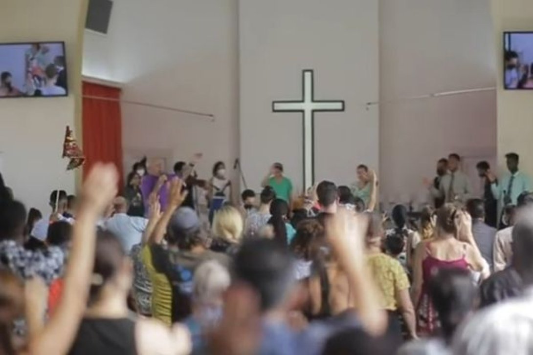 Fieles reunidos en una iglesia.