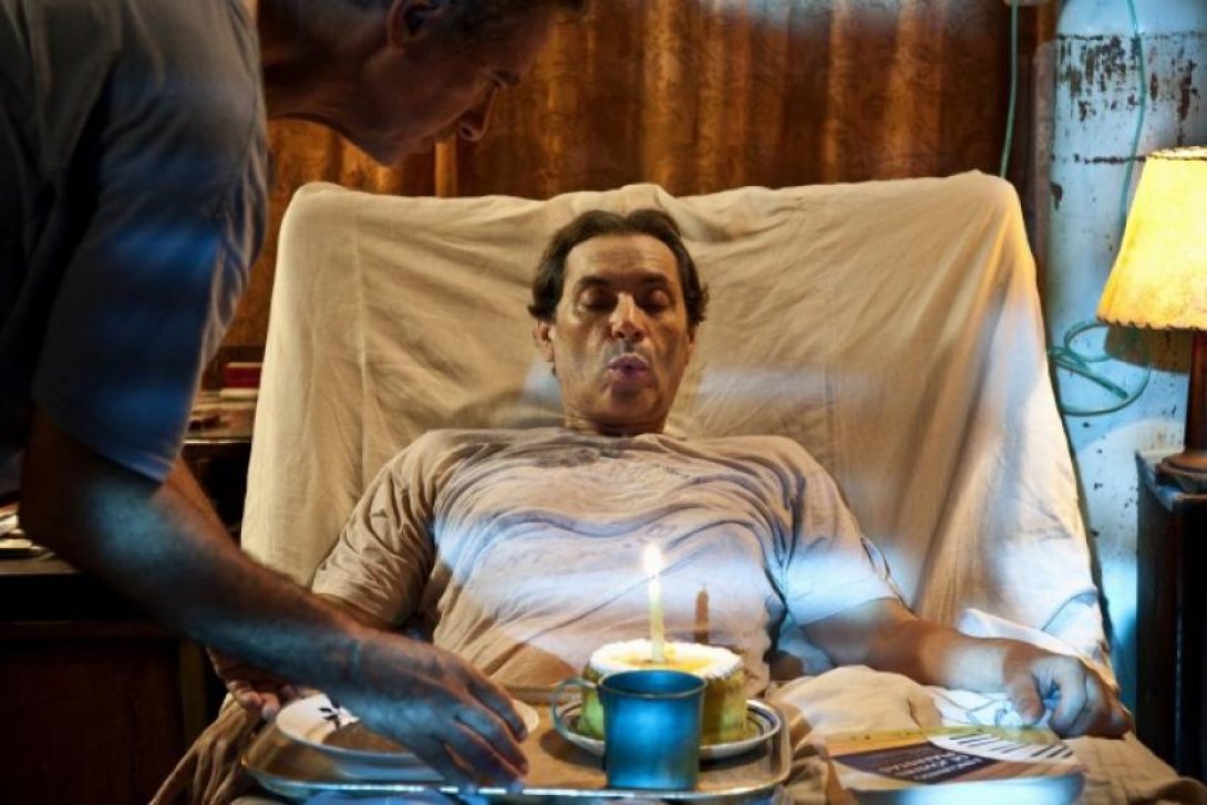 Enfermo de Sida recibe alimento. Fotograma del filme Últimos días en La Habana