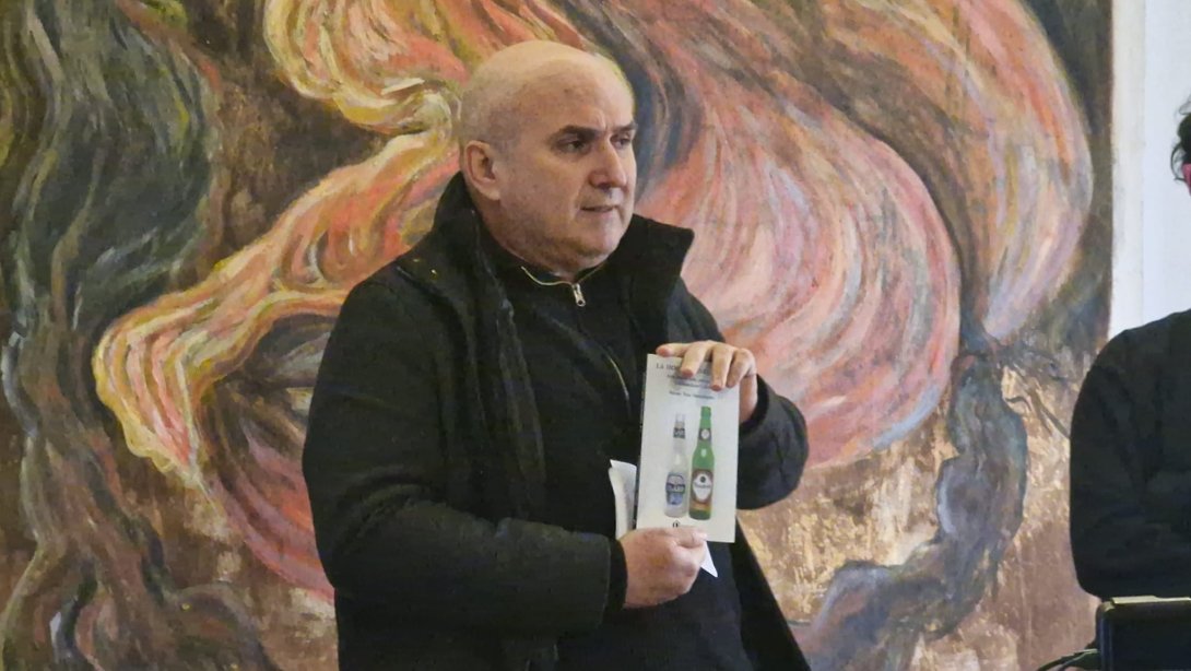 El escritor cubano Francis Sánchez sostiene el libro La immagini infamanti durante la presentación del libro.