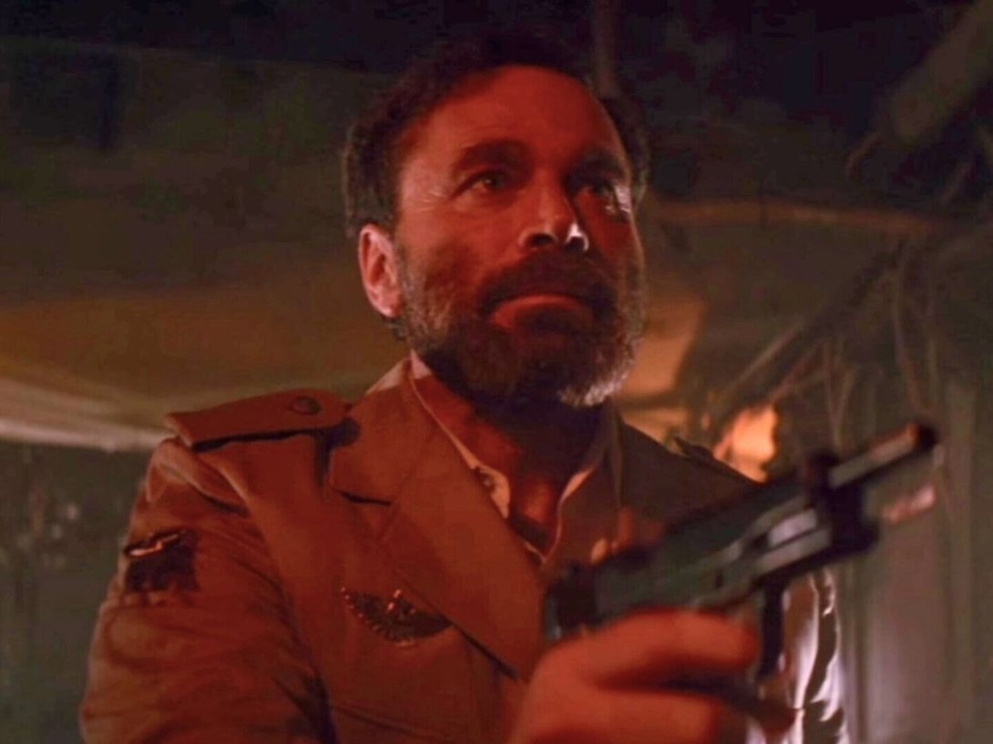 El actor italiano Franco Nero interpretando al dictador latinoamericano Ramón Esperanza en la película "Duro de matar 2" (1990) de Renny Harlin.