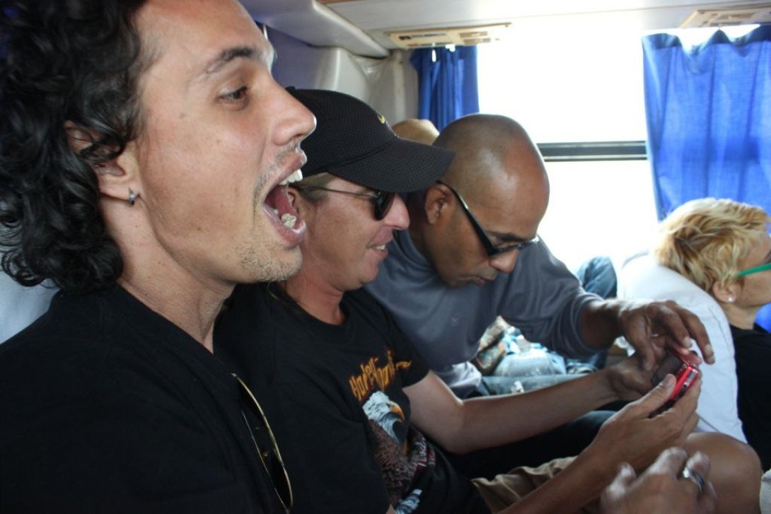 Frency Fernández (izquierda), artista y pedagogo cubano.