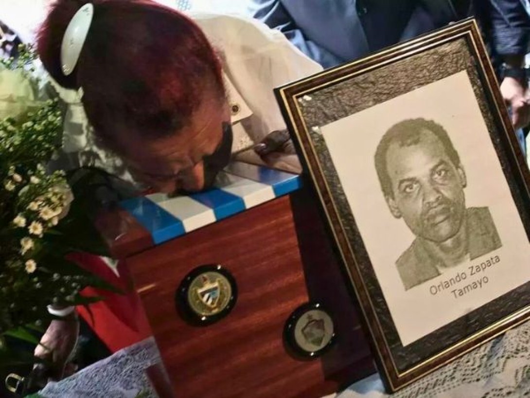 Madre del opositor cubano Orlando Zapata Tamayo besa la urna con sus cenizas durante una ceremonia en Miami, tras su muerte en huelga de hambre en una cárcel cubana.