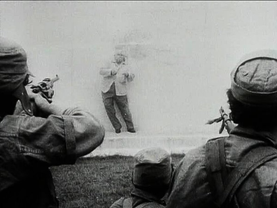 Soldados cubanos ejecutan a un prisionero durante los fusilamientos de La Cabaña en 1959.