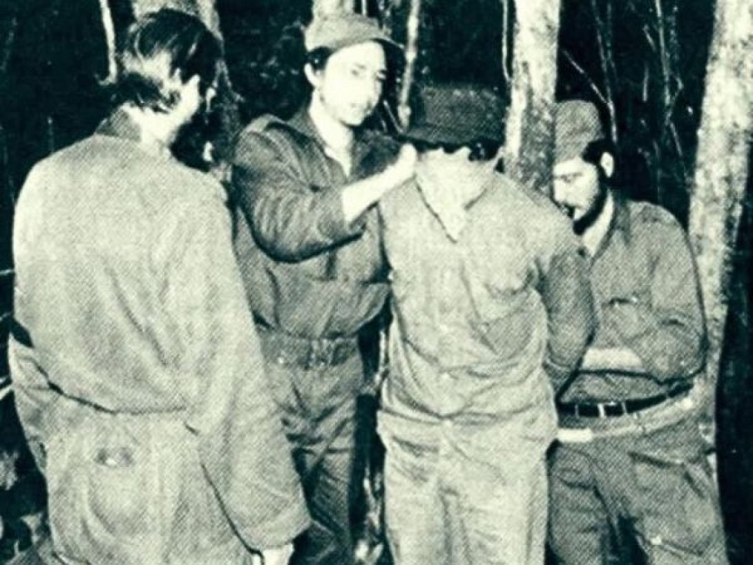 Prisionero Rolando González previo a su fusilamiento en la Sierra Maestra, Cuba. Raúl Castro le venda los ojos y Fidel lo ata a un árbol.