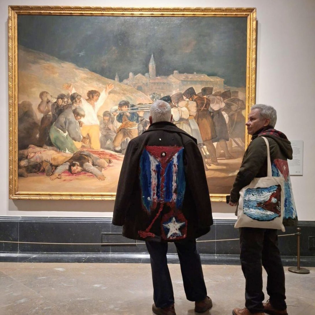 Performance "Mi bandera", del artista cubano exiliado Rafael Vilches, junto al artivista Rigoberto Carceller. Frente al cuadro "El 3 de mayo de 1808" (1814) de Francisco de Goya, en el Museo del Prado (23 de marzo de 2026). Foto de Ana Rosa Díaz Naranjo.