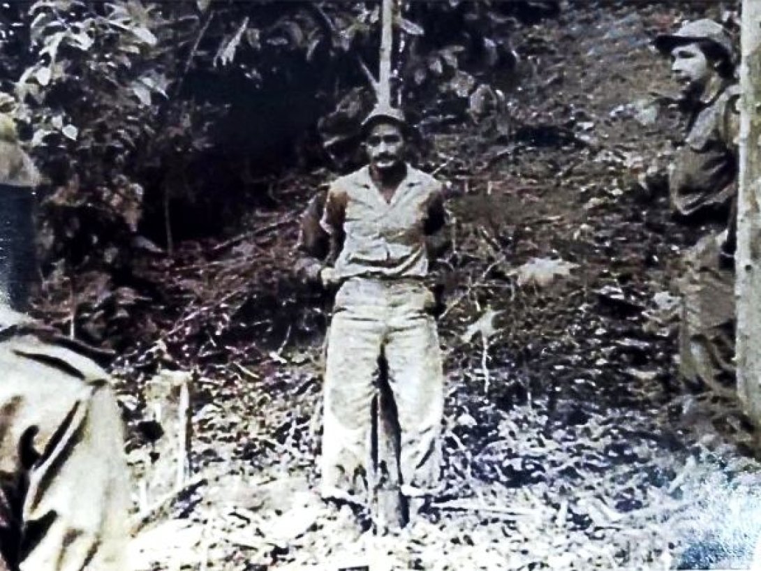 Fotografía de un prisionero antes de su ejecución en la Sierra Maestra (1957), durante la guerra contra Batista. Raúl Castro (derecha).