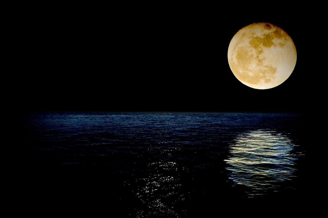 Imagen de la luna sobre el mar.