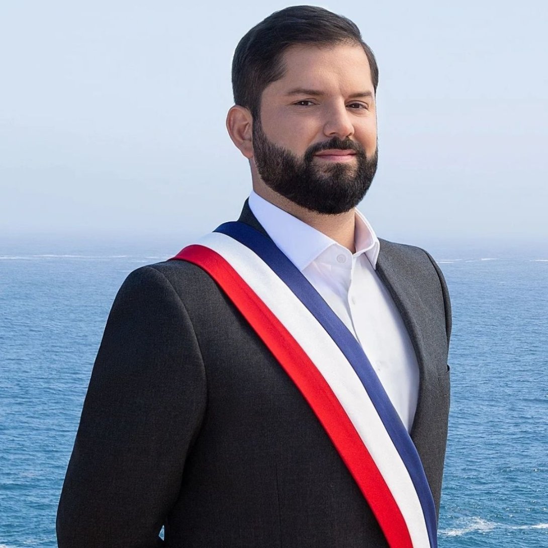 Gabriel Boric, presidente de Chile, posa con la banda presidencial en un retrato oficial frente al océano Pacífico.