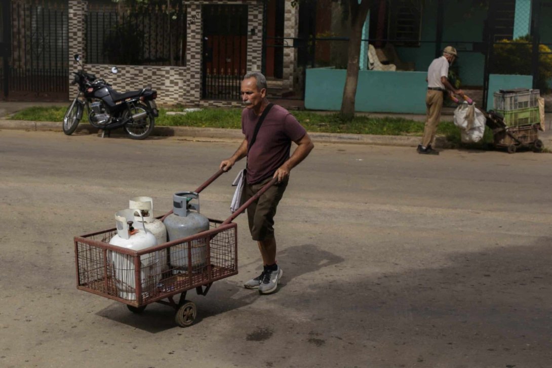 Cubano transportando una "balita" de gas licuado.