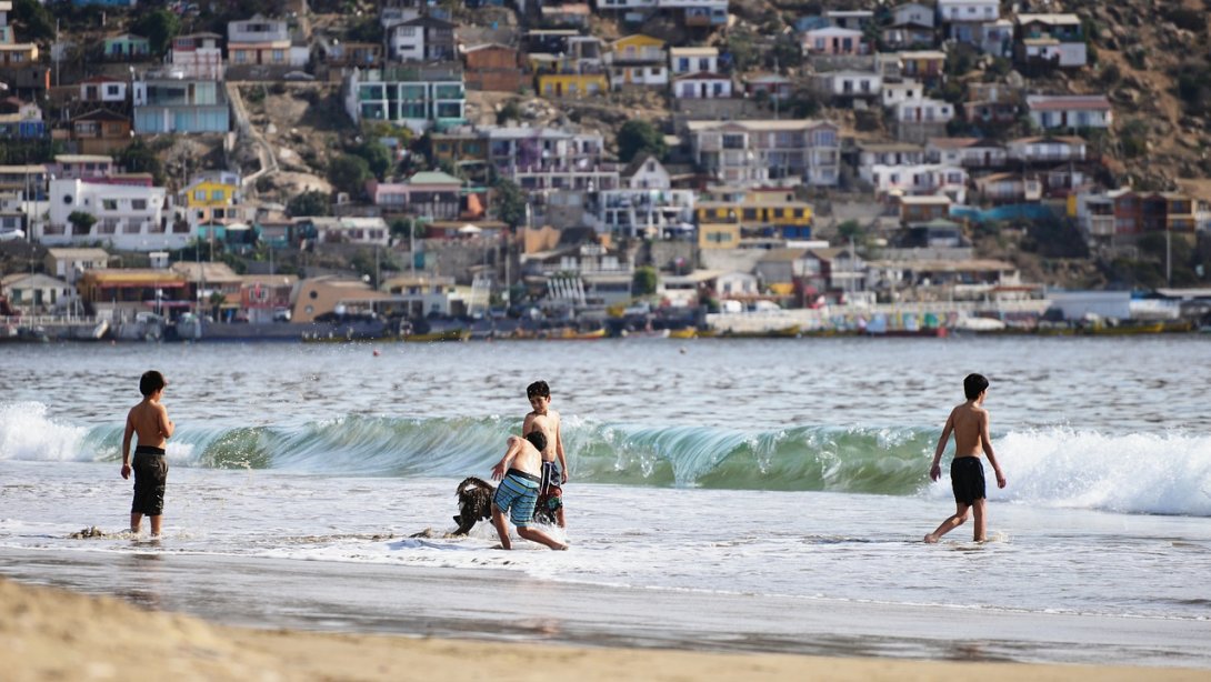 Personas se bañan en una playa de Chile.