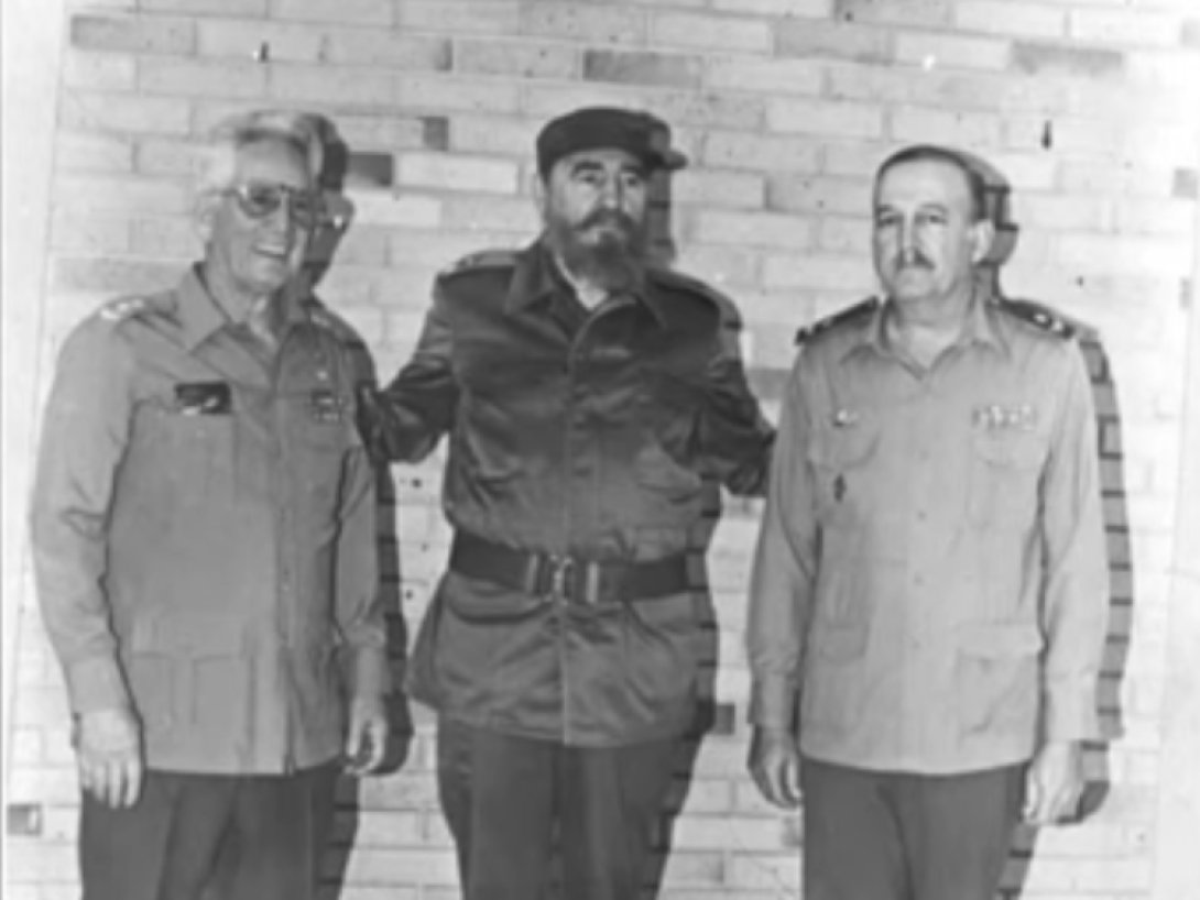General Juan Antonio Hernández (izquierda), junto a Fidel Castro.