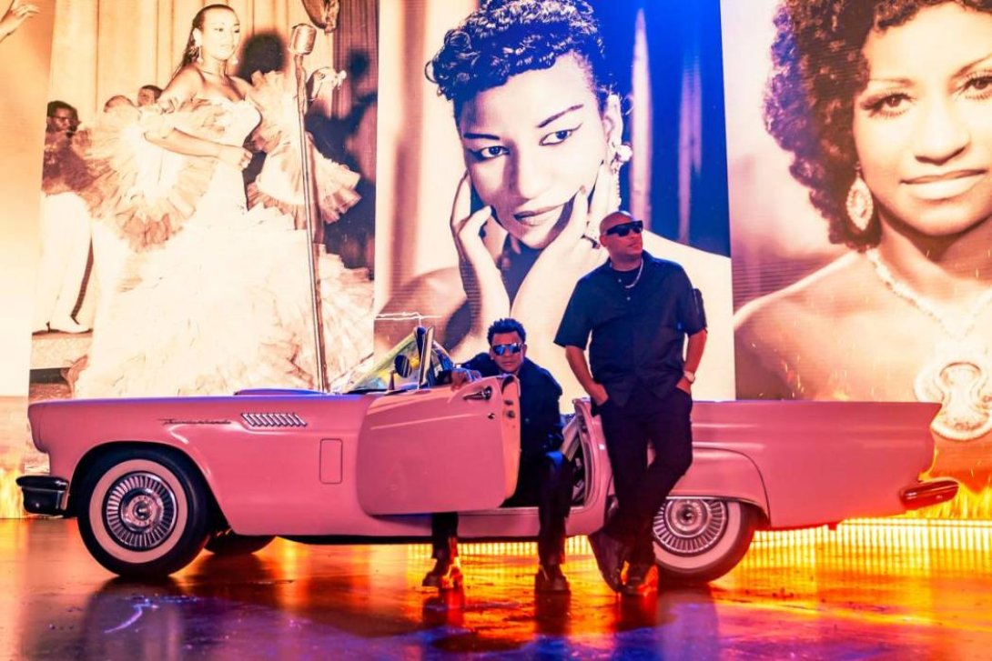 Alexander y Randy Malcolm, integrantes de Gente de Zona, frente a fotos de Celia Cruz,