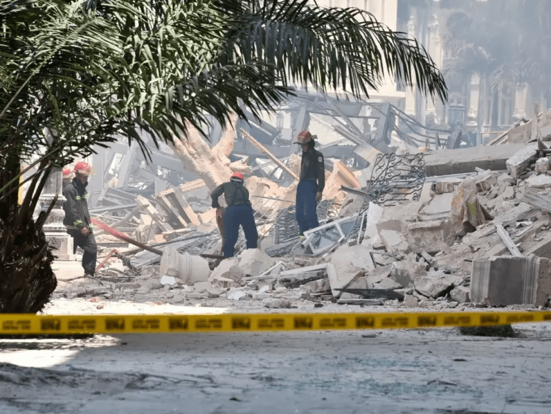 Bomberos trabajando en los escombros del hotel Saratoga.