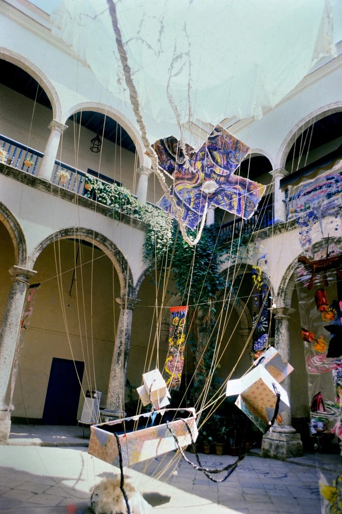 Cajas de "Gift of Life" e instalación de técnica mixta (1987) de Ana Albertina en la exposición "Fresh Air".