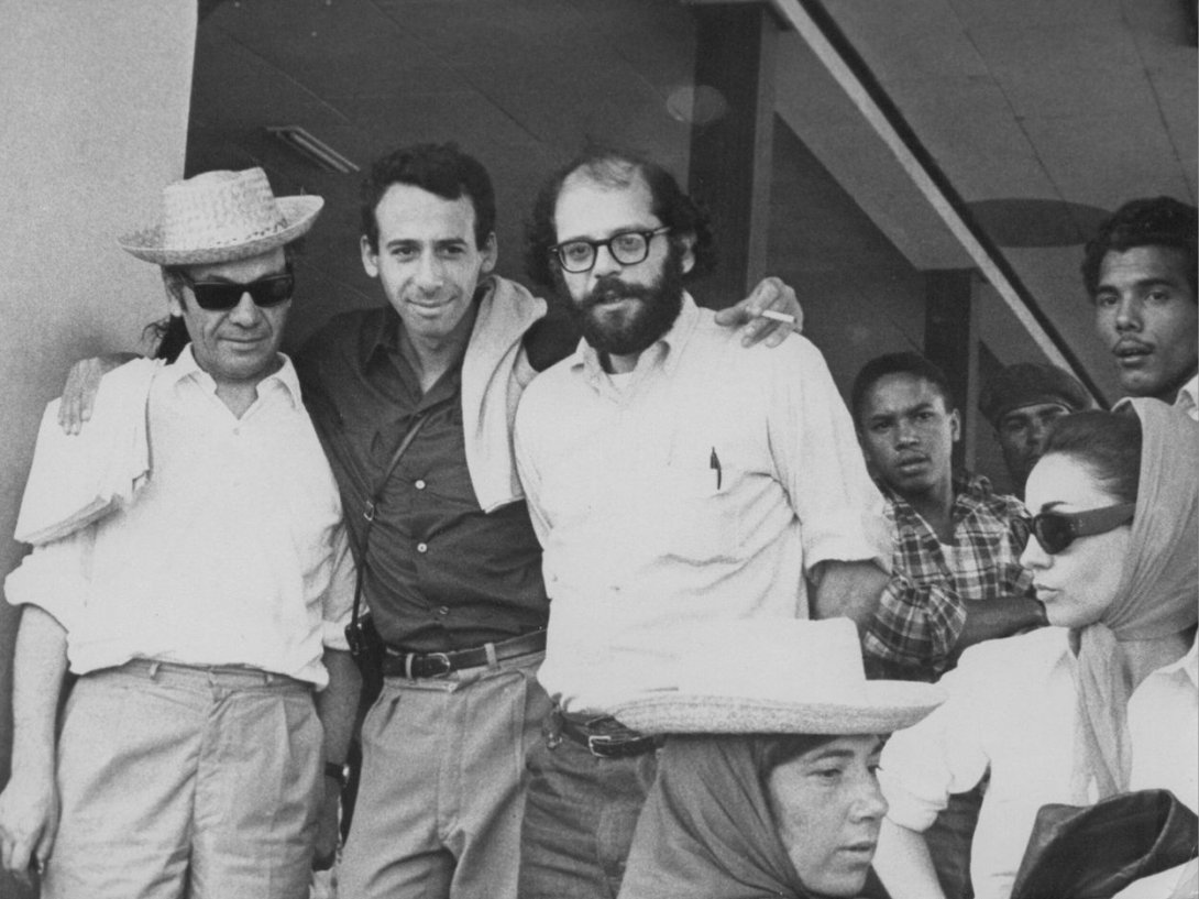De izquierda a derecha: el poeta chileno Nicanor Parra, el poeta argentino Miguel Grinberg y el poeta estadounidense Allen Ginsberg en La Habana (1965).