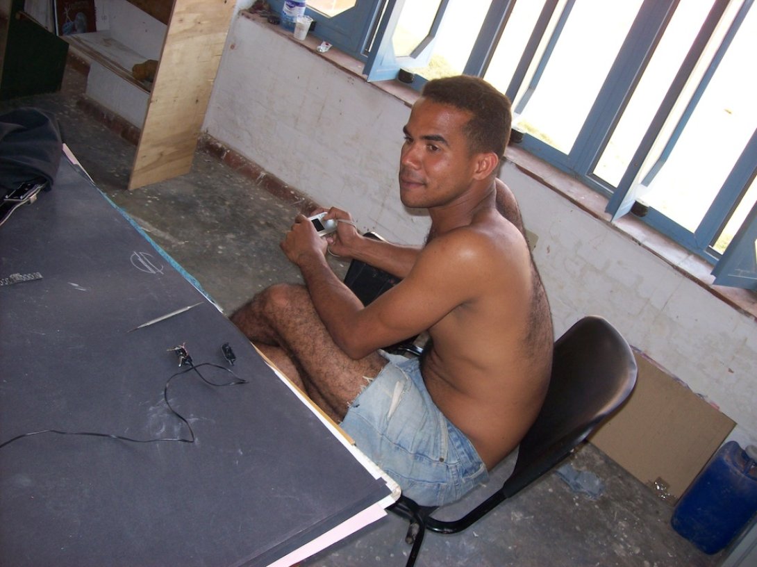 Giobedys Ocaña en el Taller de Escultura durante sus años de estudio en el ISA.