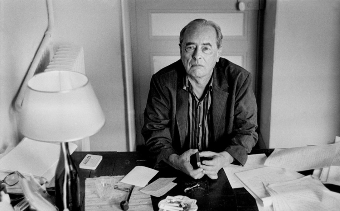 Gombrowitz acodado en un escritorio