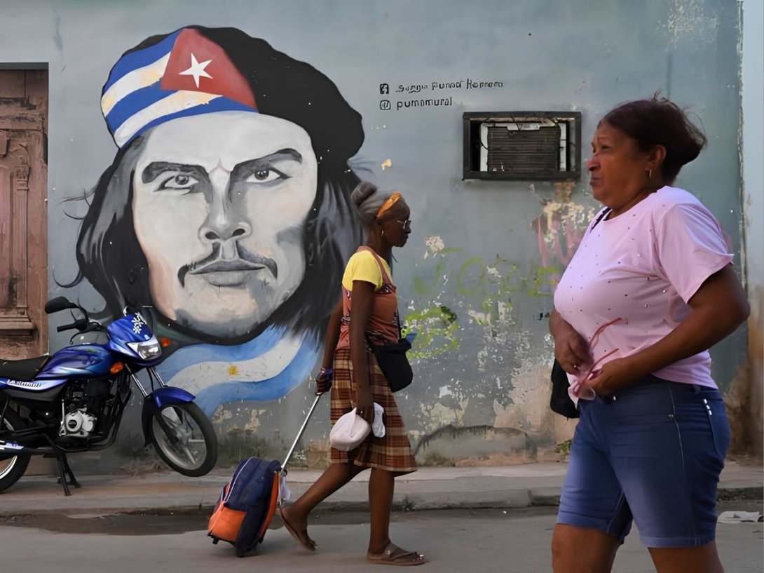 Calle cubana con cartel de Ernesto Che Guevara. Foto: IPS Cuba.