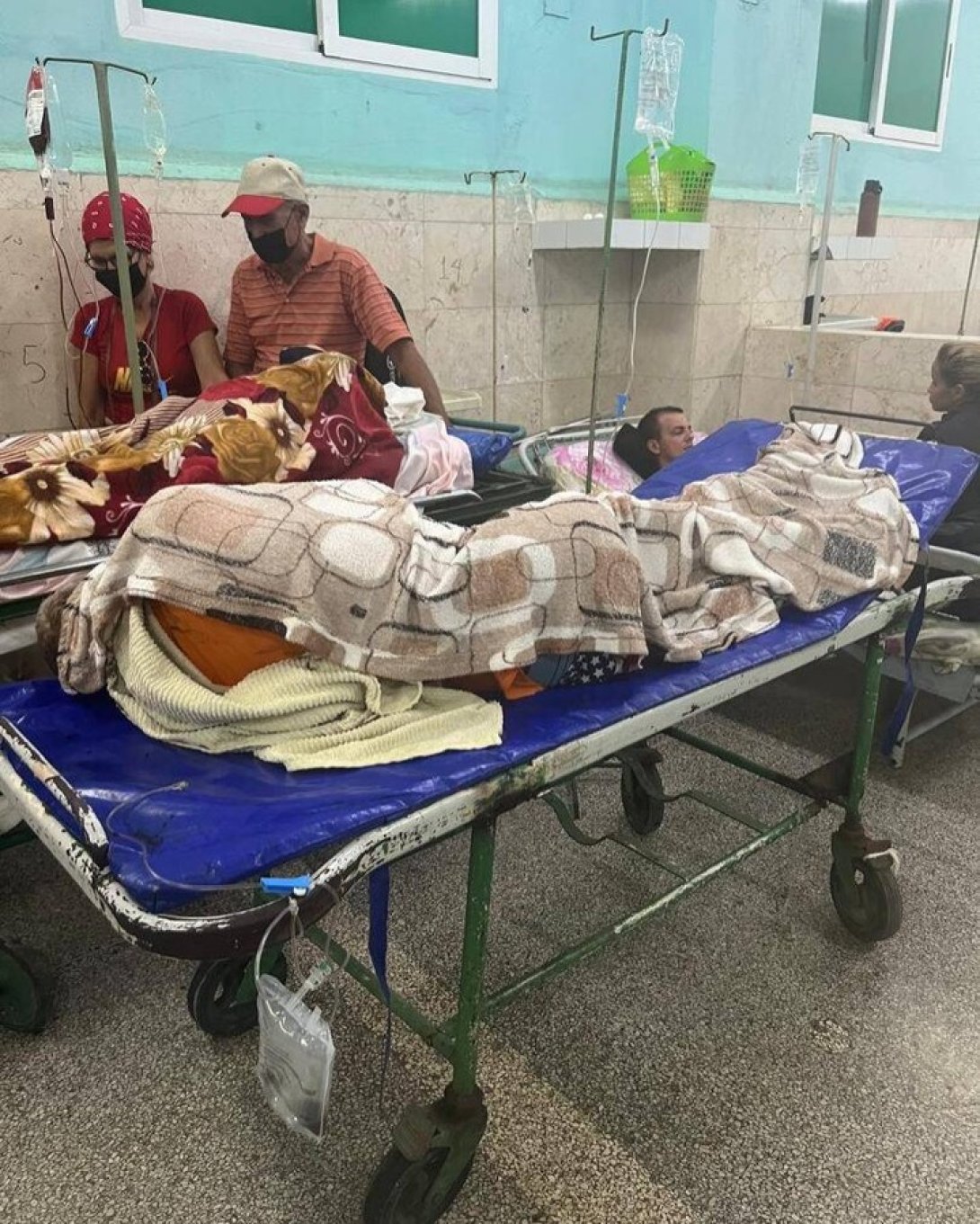 Pacientes en condiciones deficientes en el Hospital Provincial Carlos Manuel de Céspedes, Bayamo, Granma (noviembre de 2025). Foto: Cubaherald.