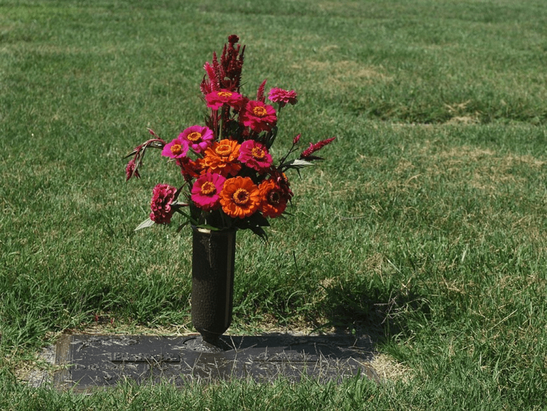 Flores sobre una tumba.