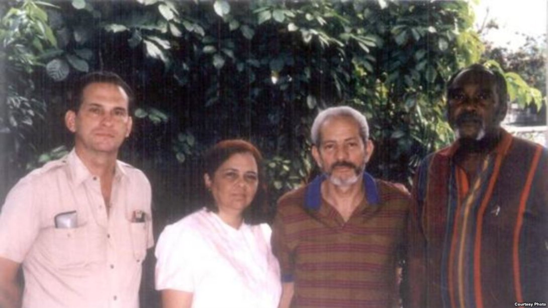 Autores del manifiesto "La patria es de todos" (1997). De izquierda a derecha: René Gómez Manzano, Martha Beatriz Roque, Vladimiro Roca y Félix Bonne Carcassés.