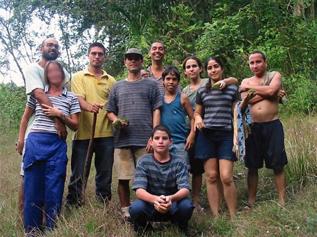 Al regreso de un chapuzón. Desde la izq. Amilkar y Svetlana, Alejandro Ramírez, Yerandee, Jorge Ponce, Jorge, Dania, Mahé y Adrián. Abajo, vecino de El Padre. 