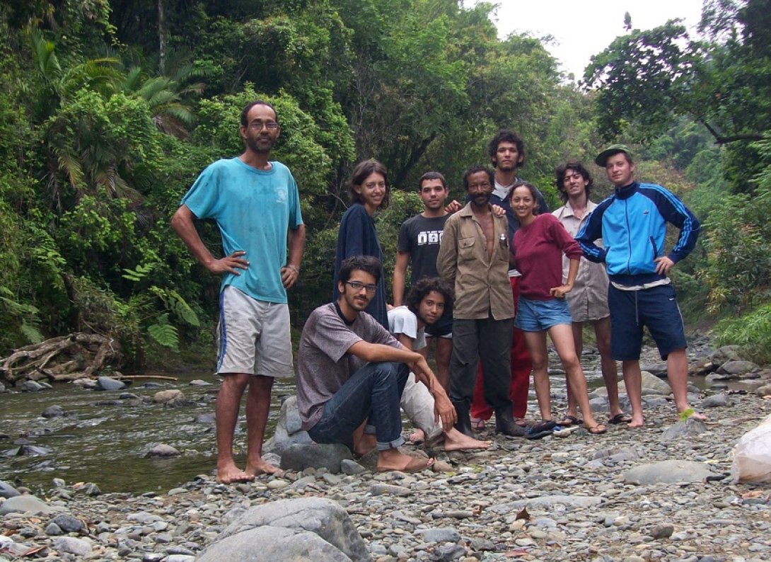 Grupo de jóvenes cubanos excursionistas por el río Toa.