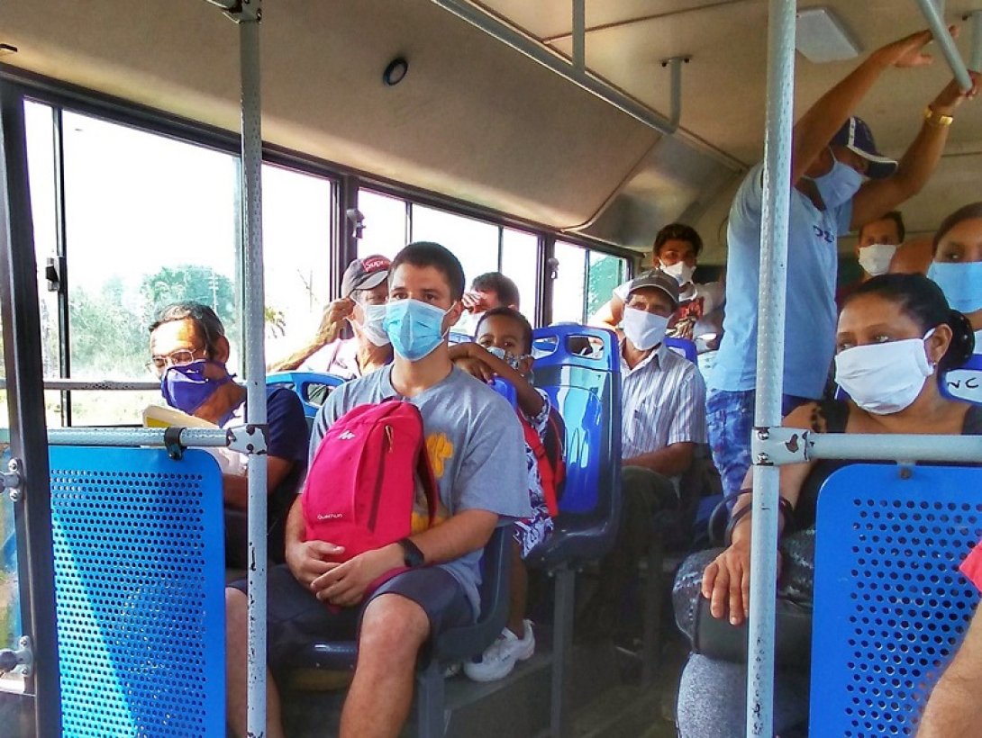 Pasajeros en guagua, con nasobucos.