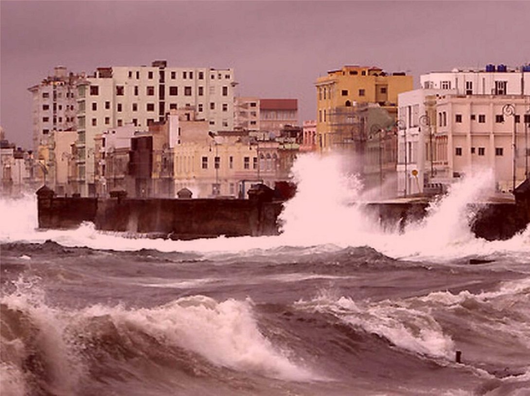 Olas en el Malecón, Cuba