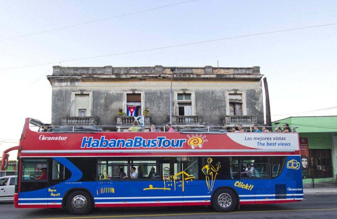 Bus de turistas por las calles de La Habana.