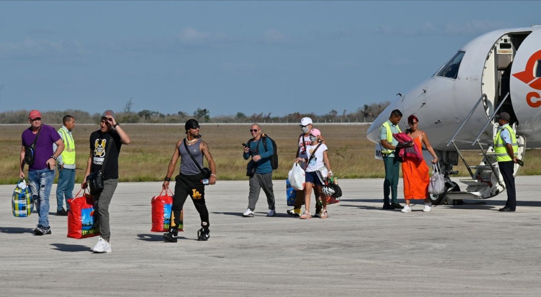 Cubanos regresan de Haití.