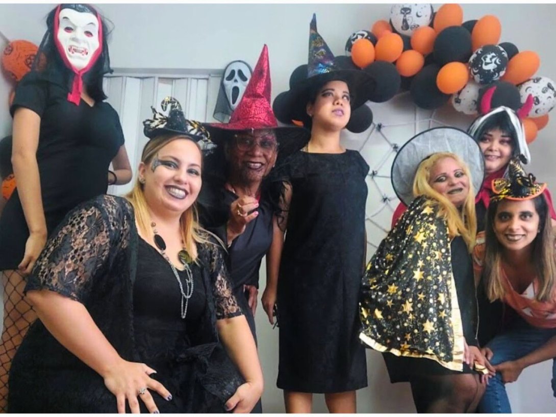 Cubanos disfrazados celebrando Halloween en la isla.