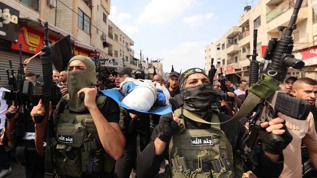 Militantes de Hamás cargan el cuerpo de un joven muerto en los enfrentamientos con fuerzas israelíes.