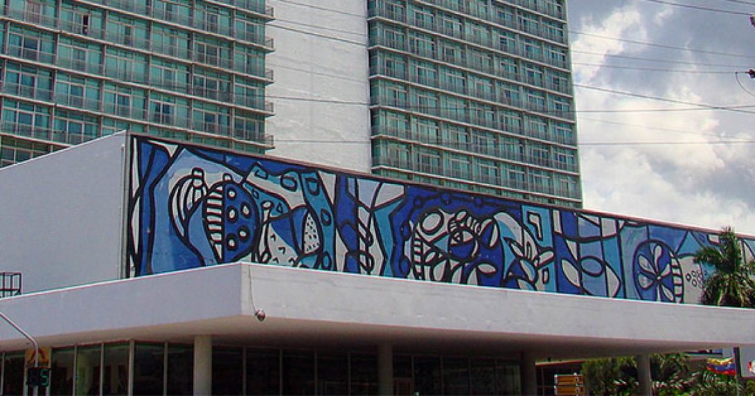 Mural de Amelia Peláez en la Fachada del Hotel Habana Libre.