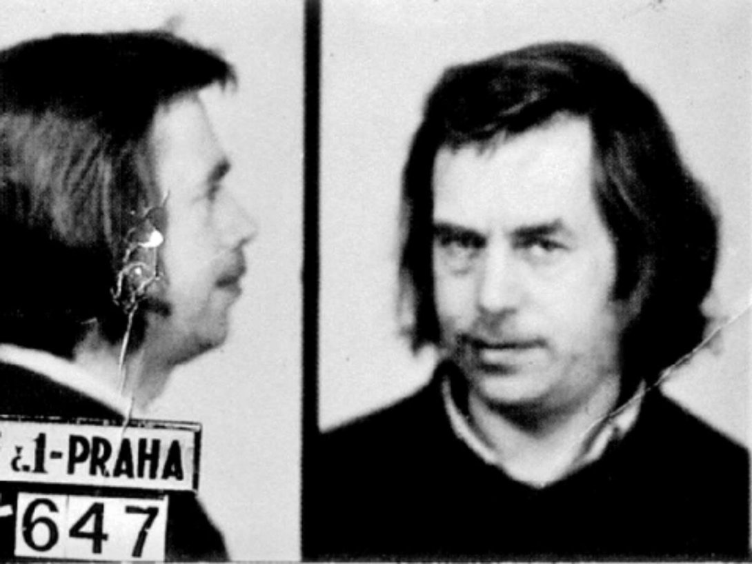 Ficha de preso político de Václav Havel cuando fue arrestado en 1979 por la policía del régimen comunista de Checoslovaquia.