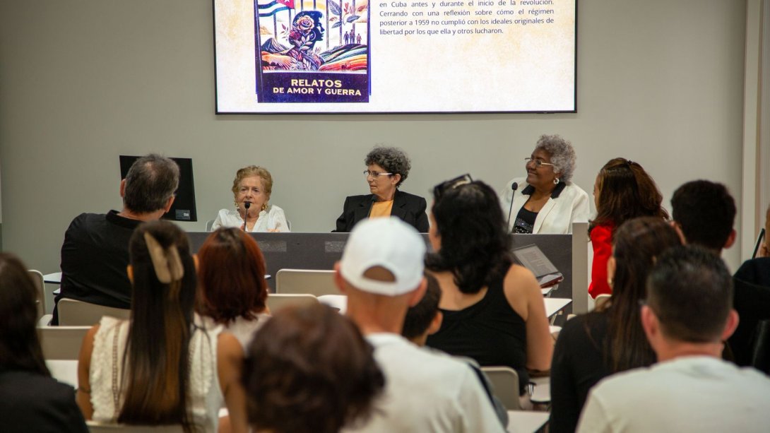 De izquierda a derecha: las escritoras Haydée Beatriz Rodríguez, Lidia Sánchez, Mariela Smith en el evento "Escritoras cubanas en Madrid" (23 de abril de 2026).