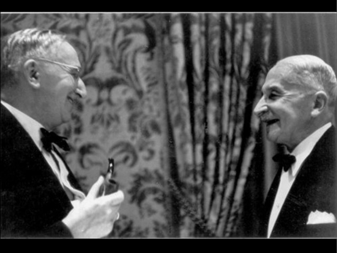 Friedrich A. Hayek (1899-1992) Premio Nobel de Economía de 1974 y el economista, historiador y filósofo Ludwig von Mises (1881-1973).