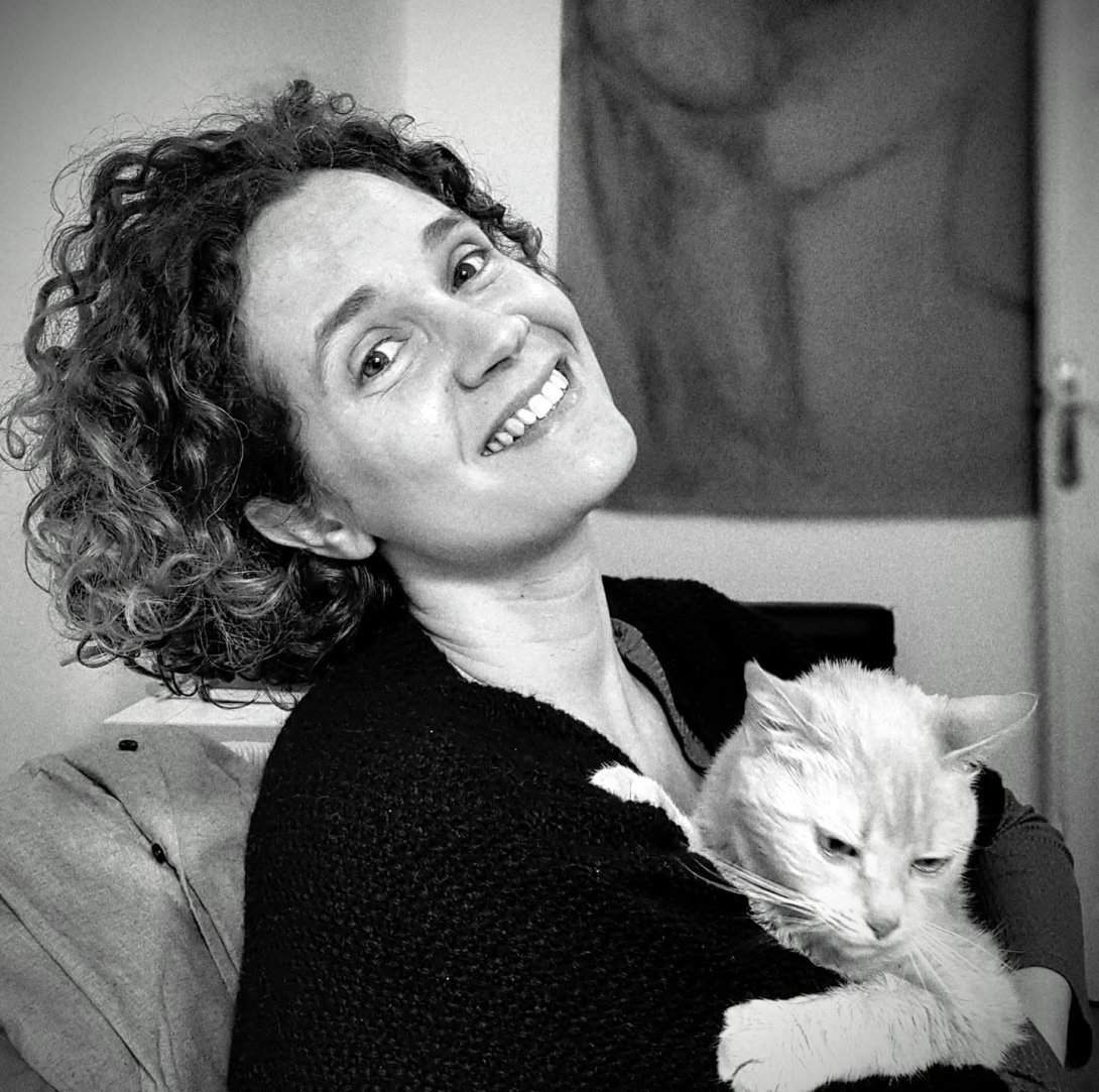 Heidi Hassan con un gato.