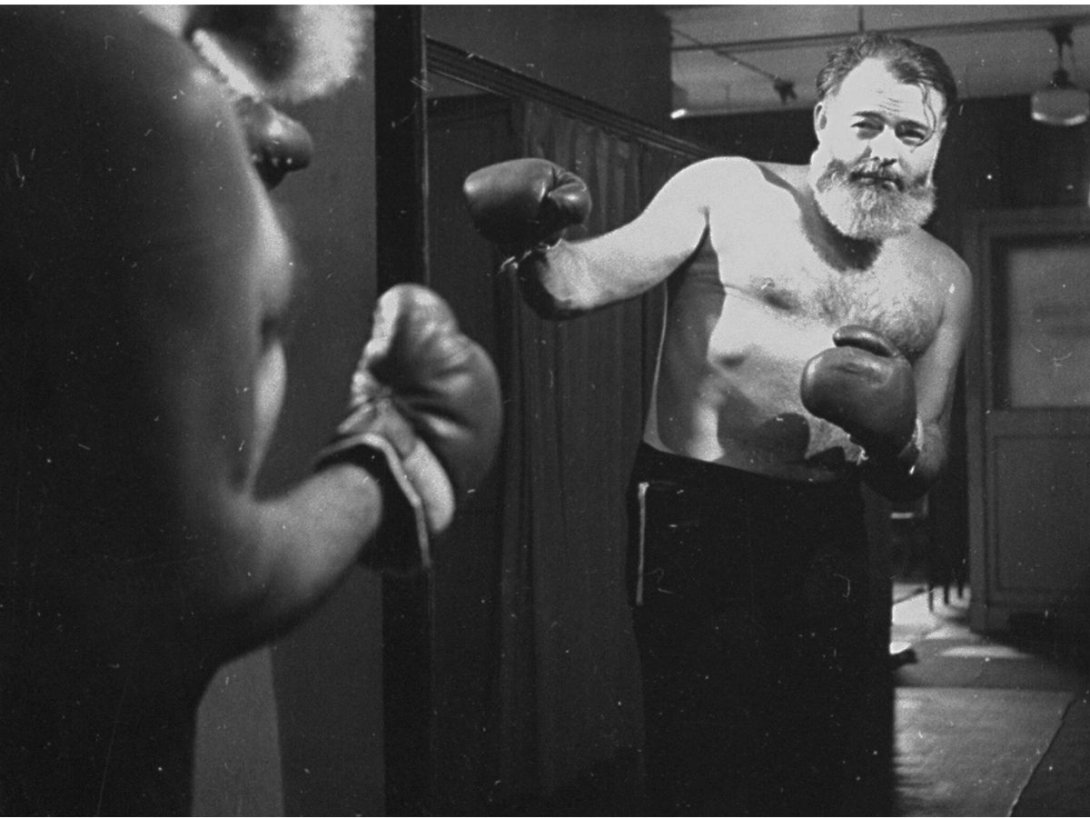 Ernest Hemingway boxeando consigo mismo en Kenia, África (1952).