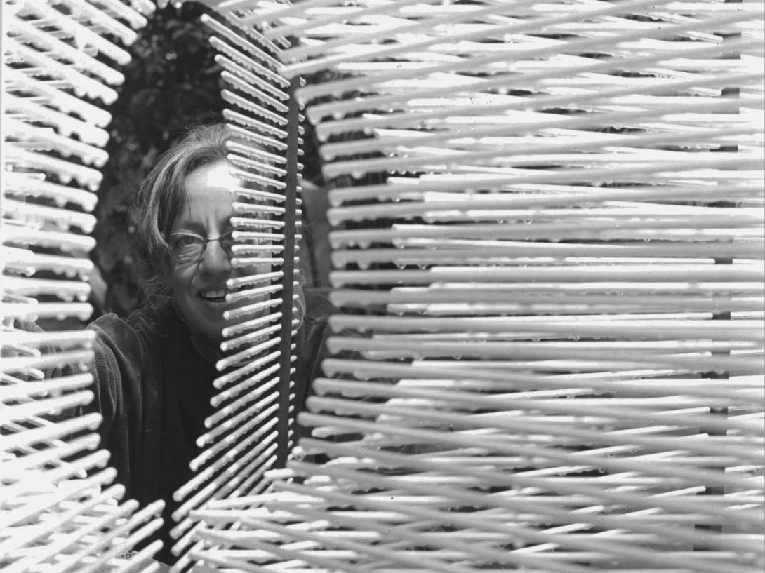 La escultora germano-venezolana Gertrud Goldschmidt (Gego) con su obra "Esfera en Hexaedro" (1967).