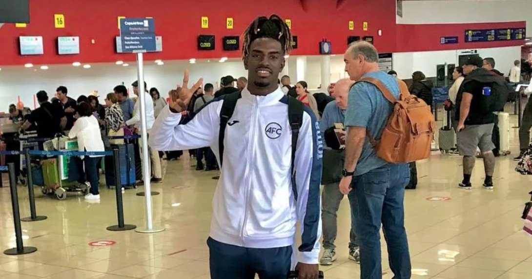 El futbolista cubano Leonardo Hierrezuelo en el Aeropuerto de La Habana.