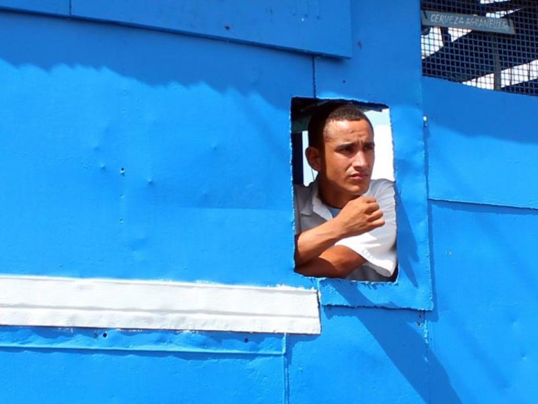 Hombre en una extraña ventana. Foto: Francis Sánchez
