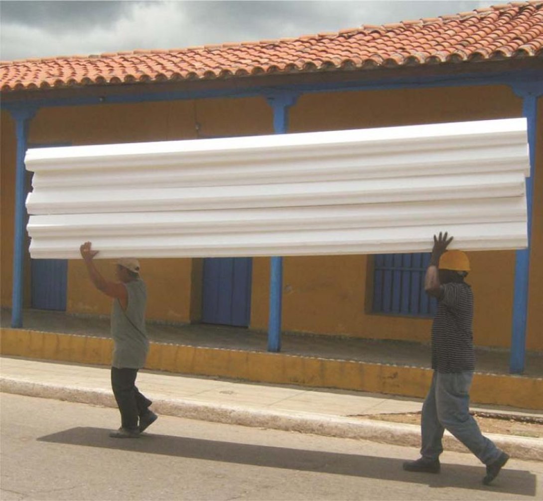 Hombres cargan bloques blancos. Foto de Francis Sánchez