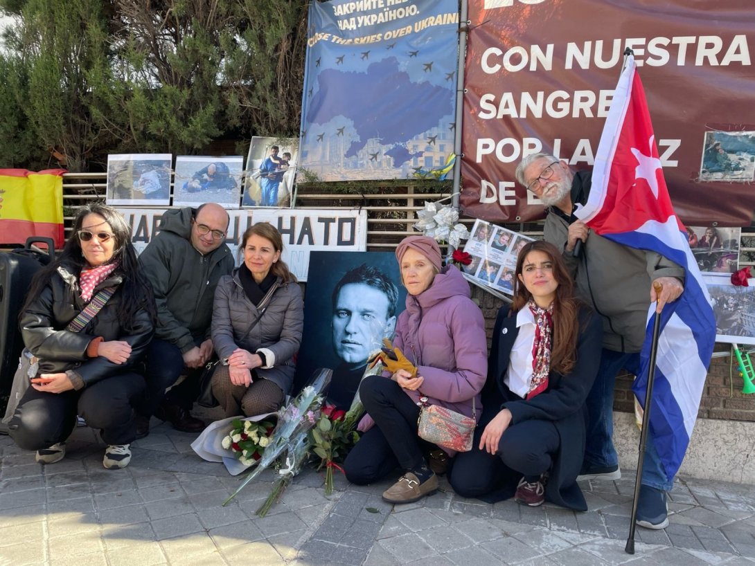 Activistas cubanos durante el homenaje a Alekséi Navalni.