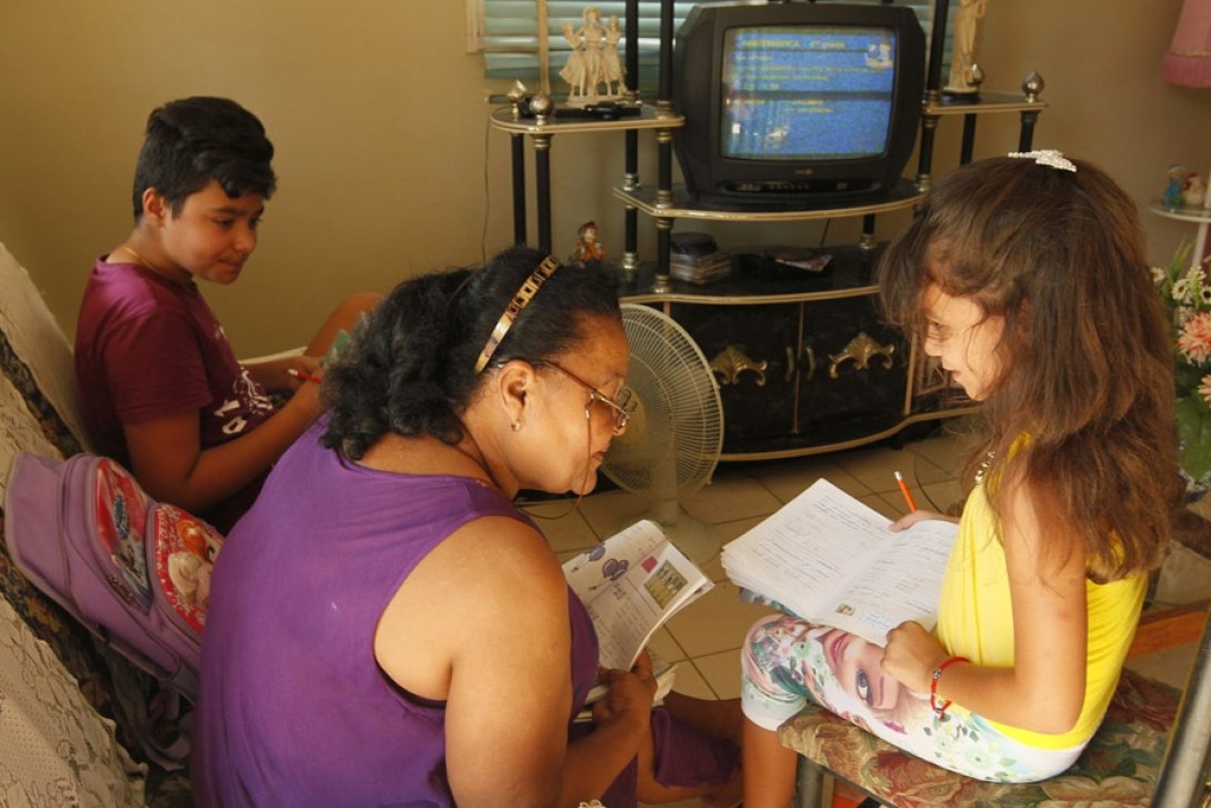 Niños cubanos estudiando en el hogar. Foto: IPS Cuba.