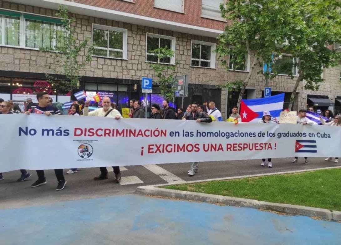 Médicos cubanos manifestándose en Madrid.