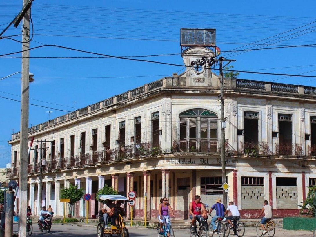 Ruinas del hotel Perla del Norte, Morón, Ciego de Ávila, Cuba.