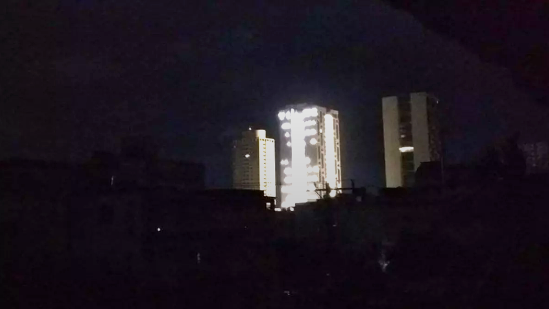 El Hotel Grand Aston iluminado en medio de un apagón general en La Habana, con el resto de la ciudad sumida en la oscuridad.