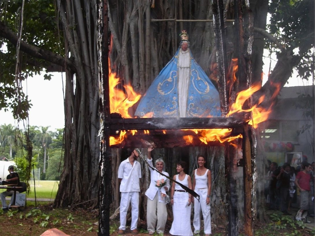 "Humo en las altas torres" (2008), performance del grupo cubano de teatro El Ciervo Encantado.
