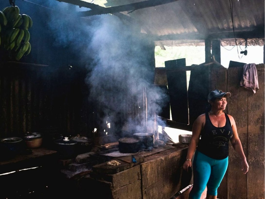 Cubana cocinando con carbón. Foto: Naturaleza Secreta (Facebook).